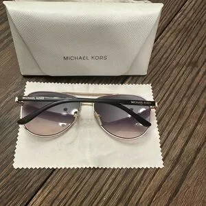 EUC Michael Kors Aviator sunglasses MICHAEL KORS ROSE GOLD AVIATOR Women main image 3